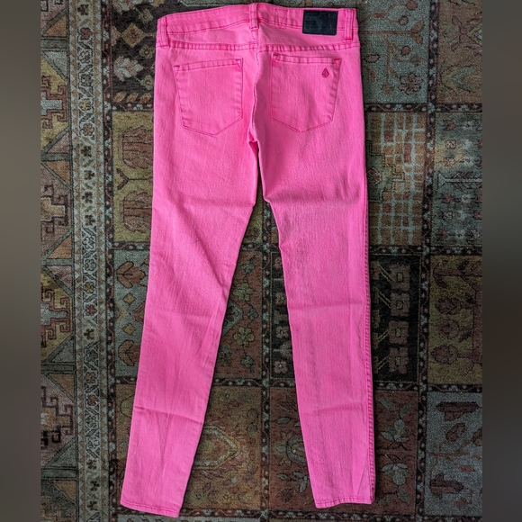 Volcom pink jeans with a legging fit. - Picture 2 of 5